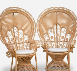 Location de Duo de fauteuils Emmanuelle en rotin assortis (chaises paon) avec coussins blancs, style bohème vintage.