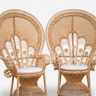 Location de Duo de fauteuils Emmanuelle en rotin assortis (chaises paon) avec coussins blancs, style bohème vintage.