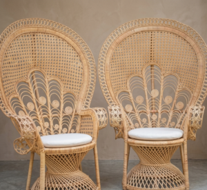 Location de Duo de fauteuils Emmanuelle en rotin assortis (chaises paon) avec coussins blancs, style bohème vintage.