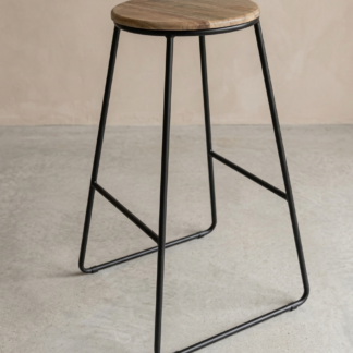 Location de tabouret métallique haut industriel robuste avec assise en bois, style brut pour mange debout ou tonneau mange debout.