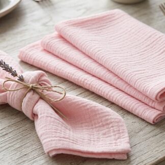 Location de serviette en gaze de coton rose pâle texturée (42x42cm) pour décoration de table de mariage bohème chic.
