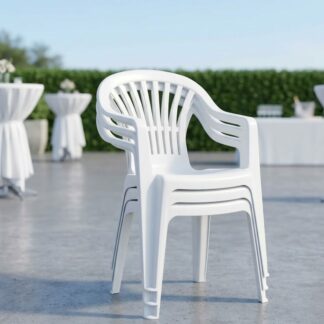 Pile de fauteuils de jardin blancs en plastique empilables disponibles à la location pour réceptions.